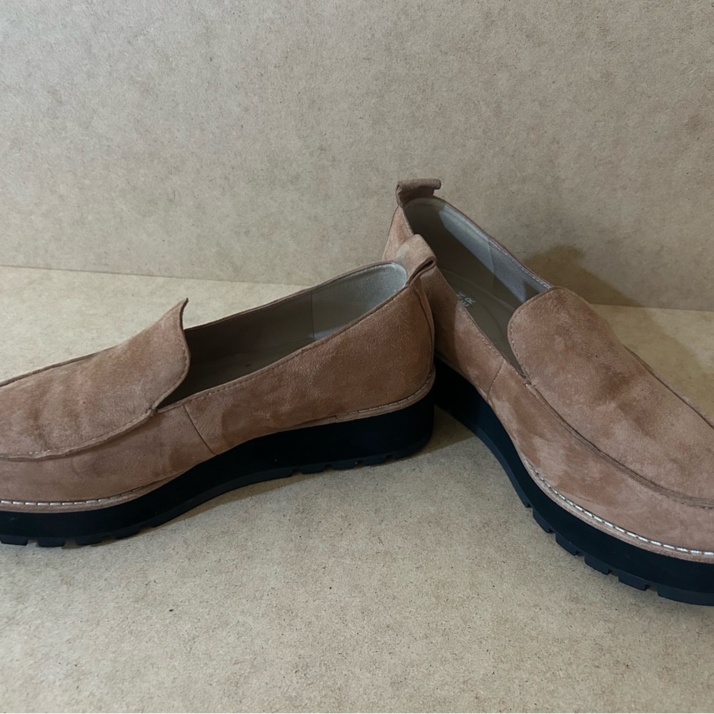 Tan cream cute women’ loafers with a little right on the bottom